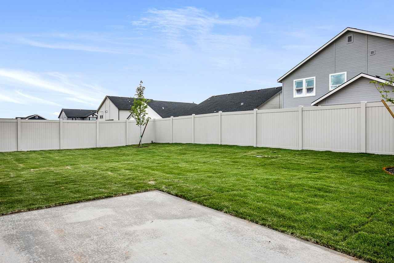 677 E Taper St - Photo 2 of 17