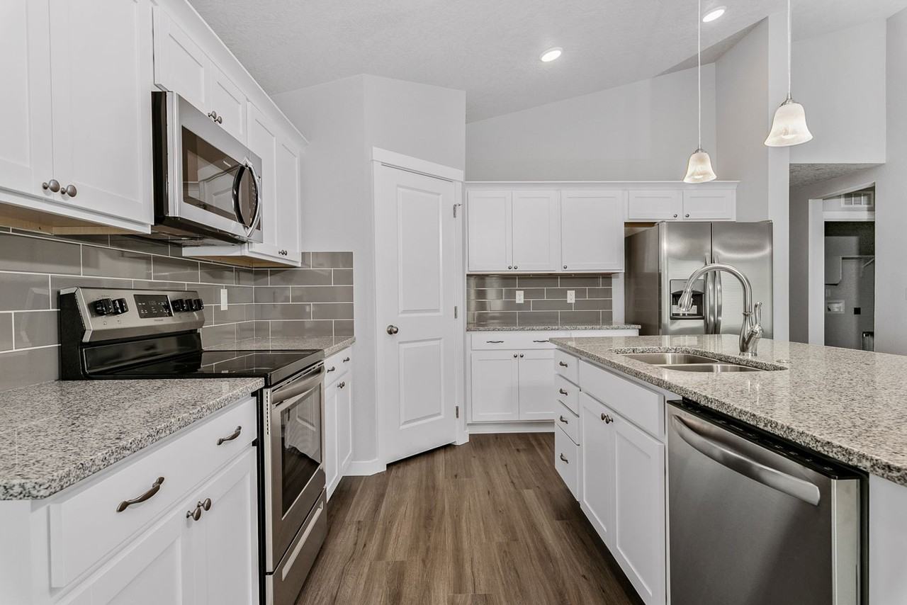 677 E Taper St - Photo 3 of 17