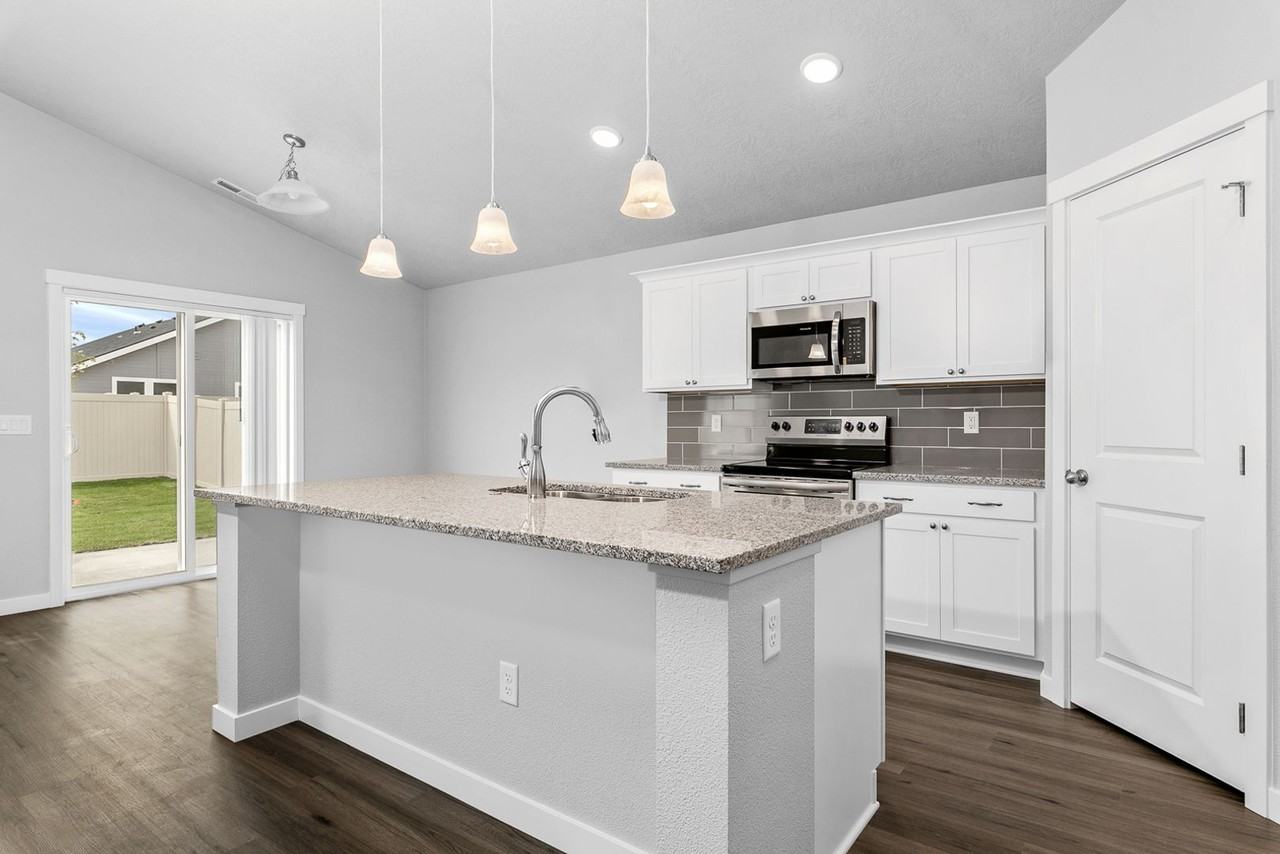 677 E Taper St - Photo 4 of 17