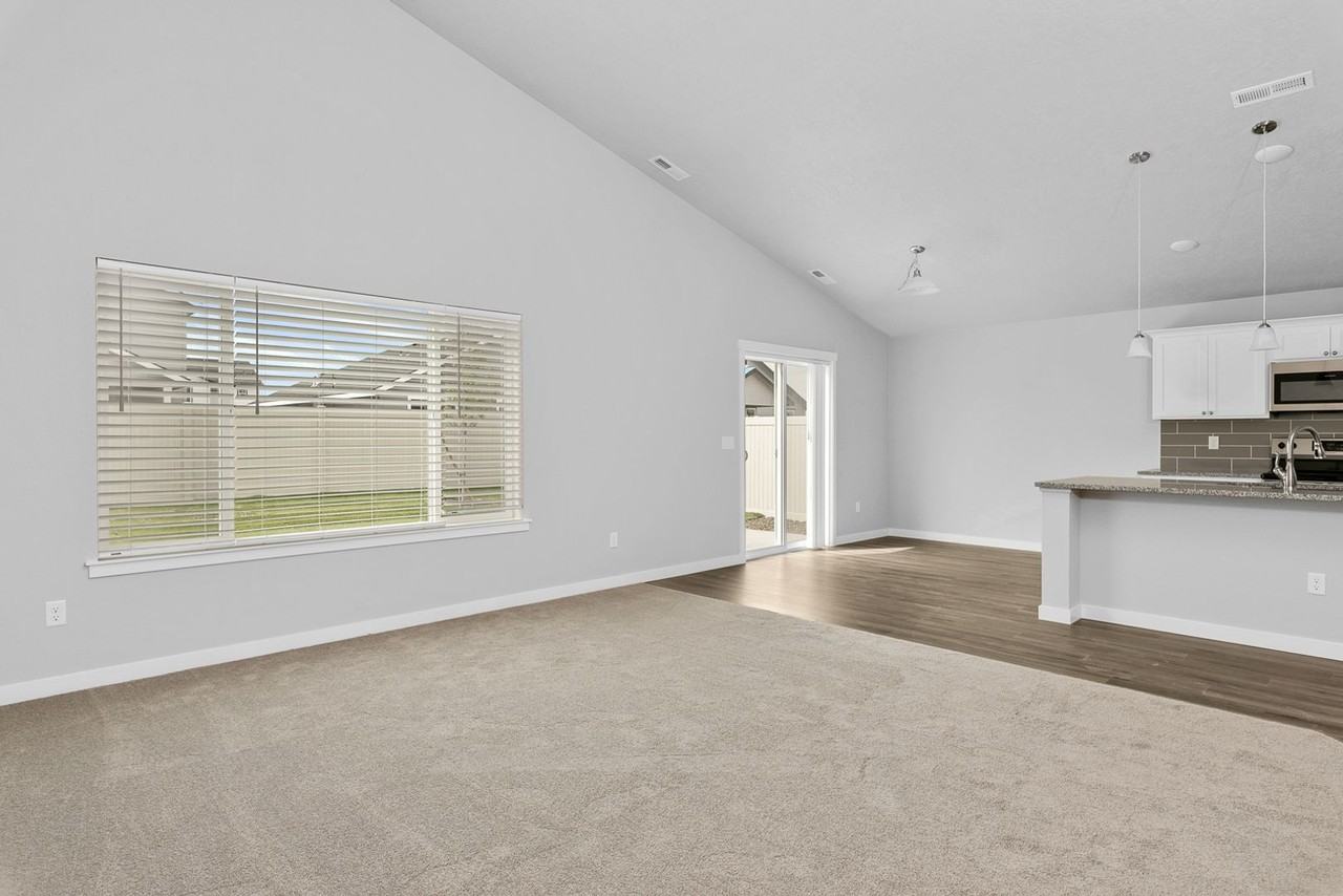 677 E Taper St - Photo 5 of 17