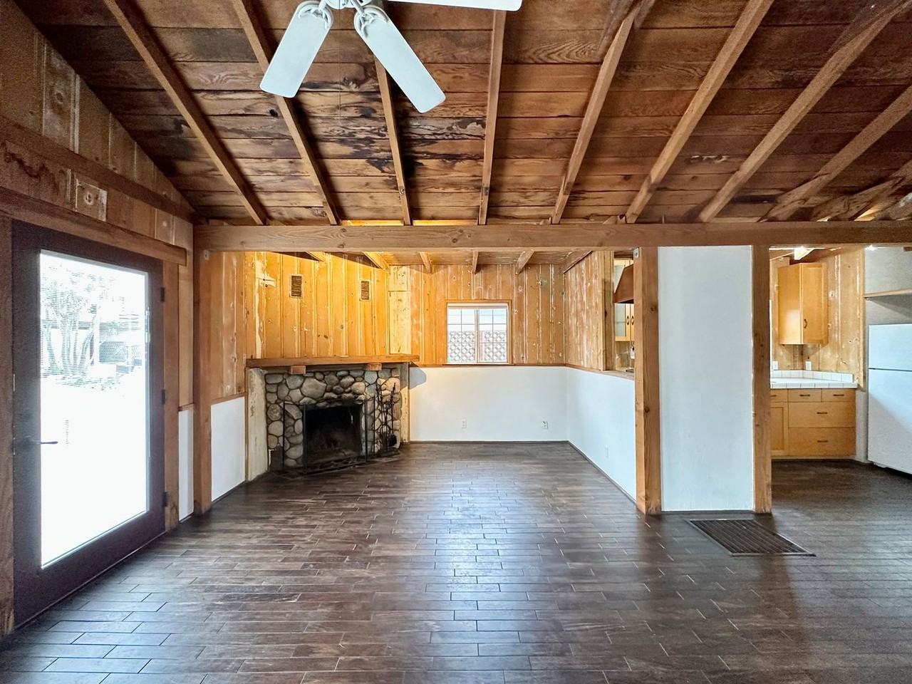 241 Cahuenga Dr - Photo 4 of 19