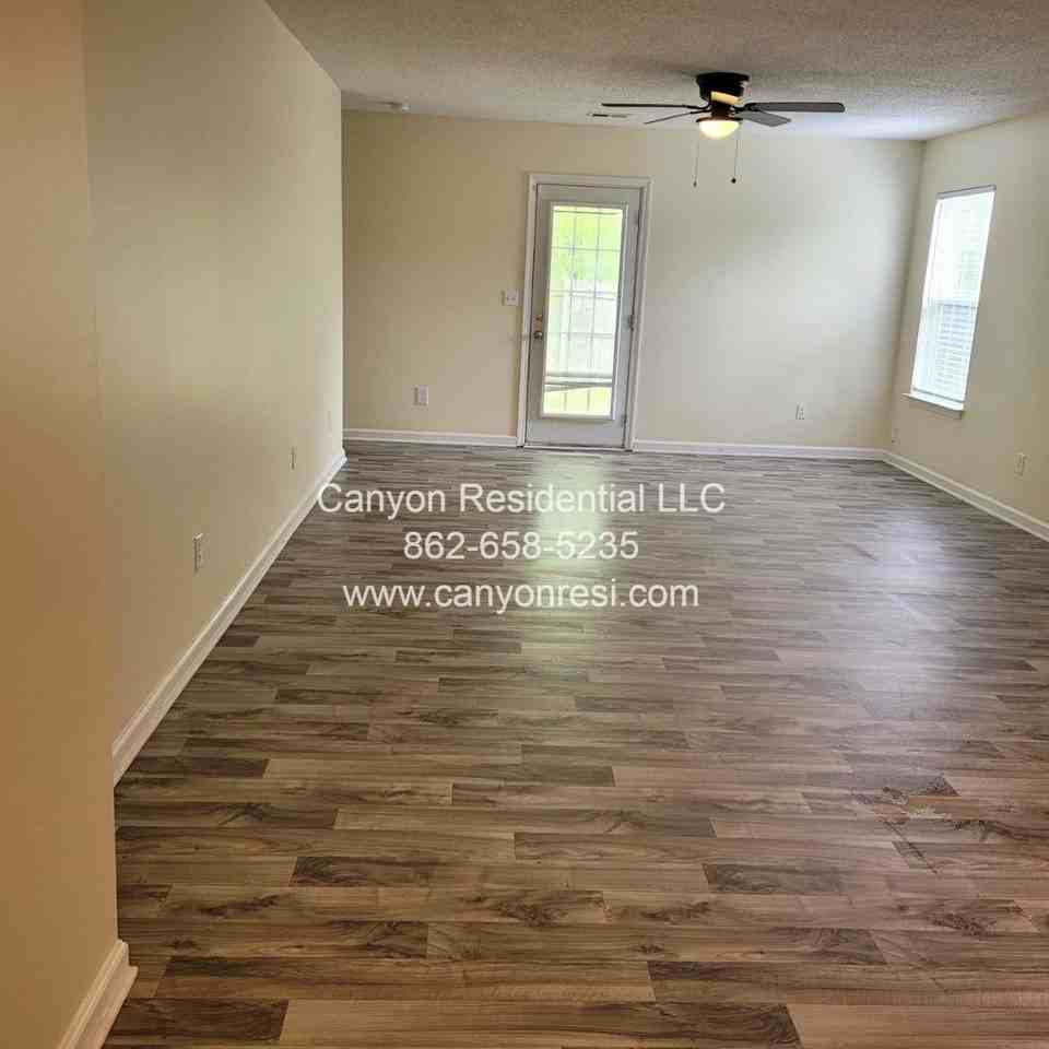 461 Bedford Knoll Dr - Photo 2 of 28