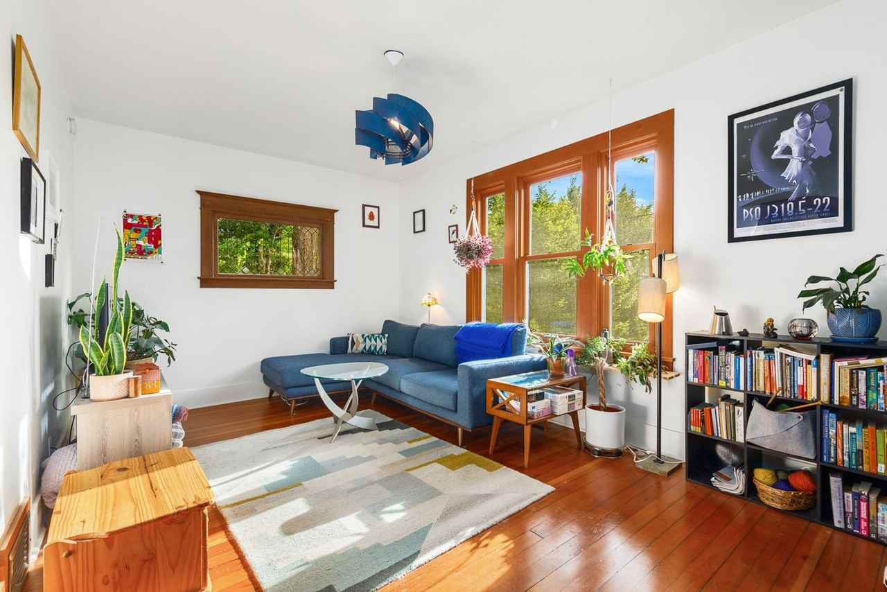 327 19th Ave E - Photo 6 of 31