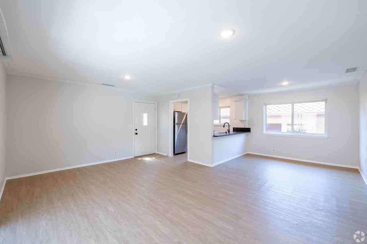 5302 Colodny Ave - Photo 5 of 14