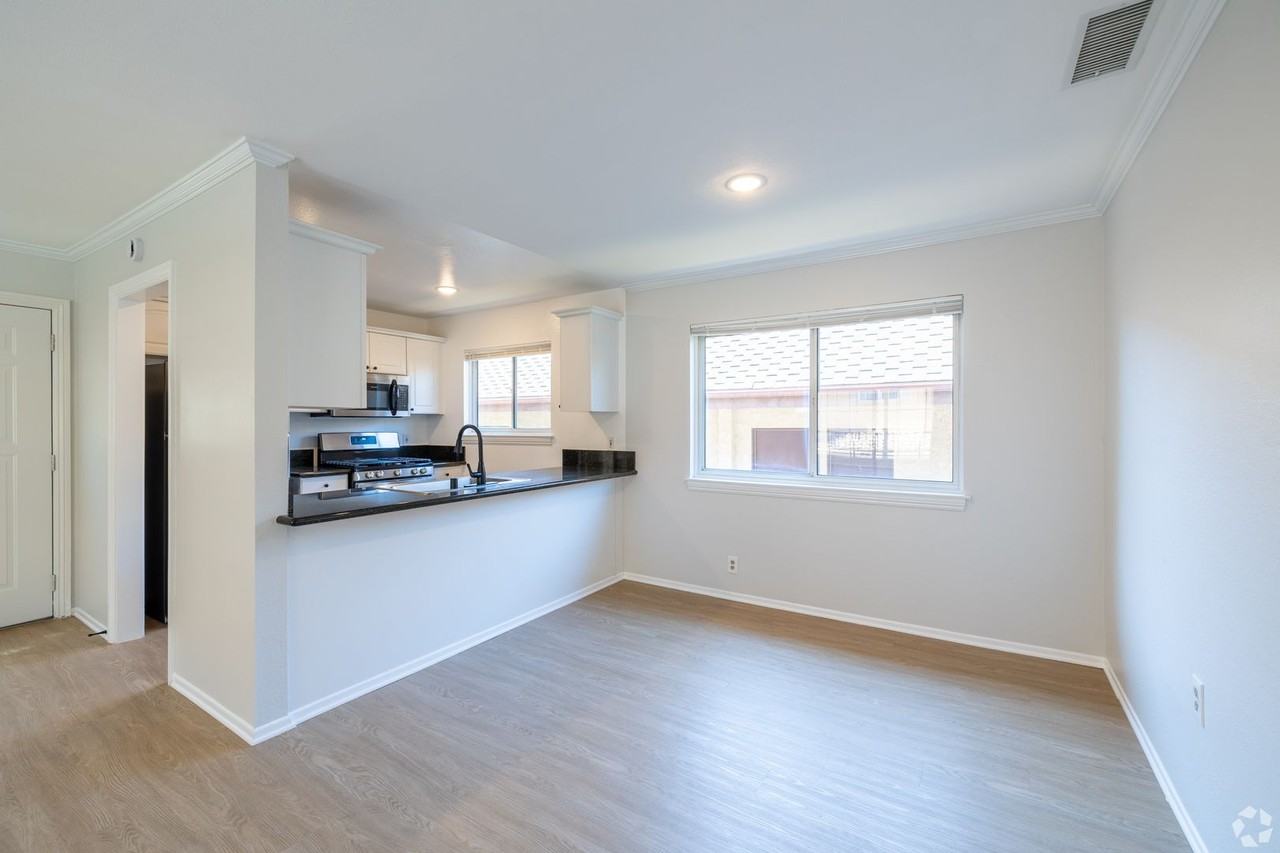 5302 Colodny Ave - Photo 7 of 14