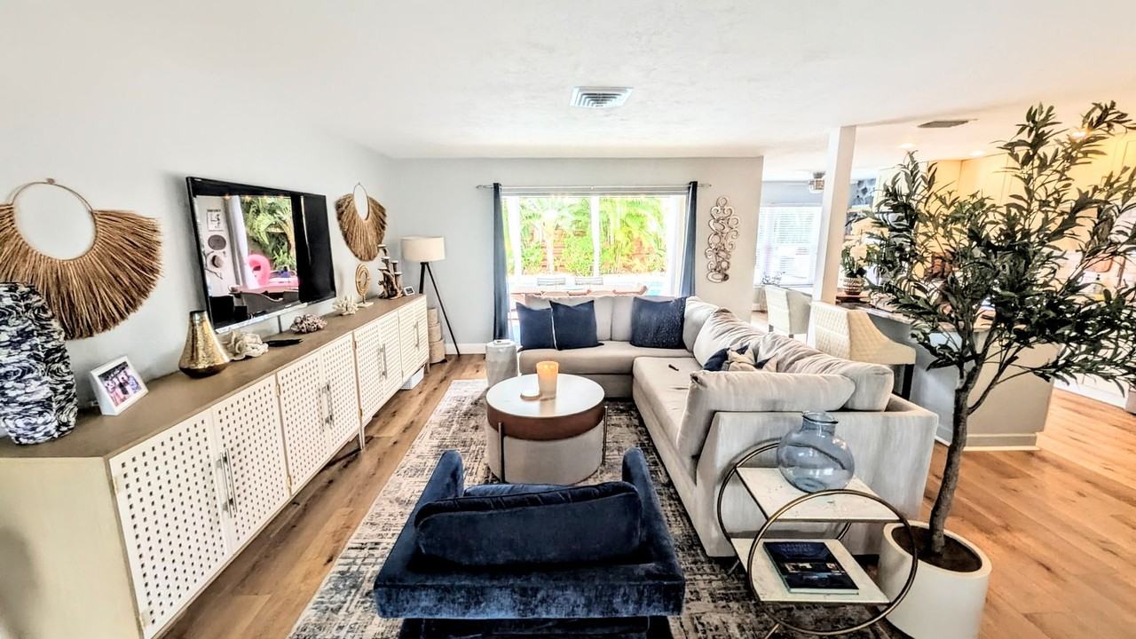 7477 Mariana Dr - Photo 4 of 36