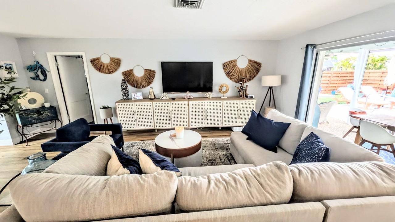 7477 Mariana Dr - Photo 5 of 36