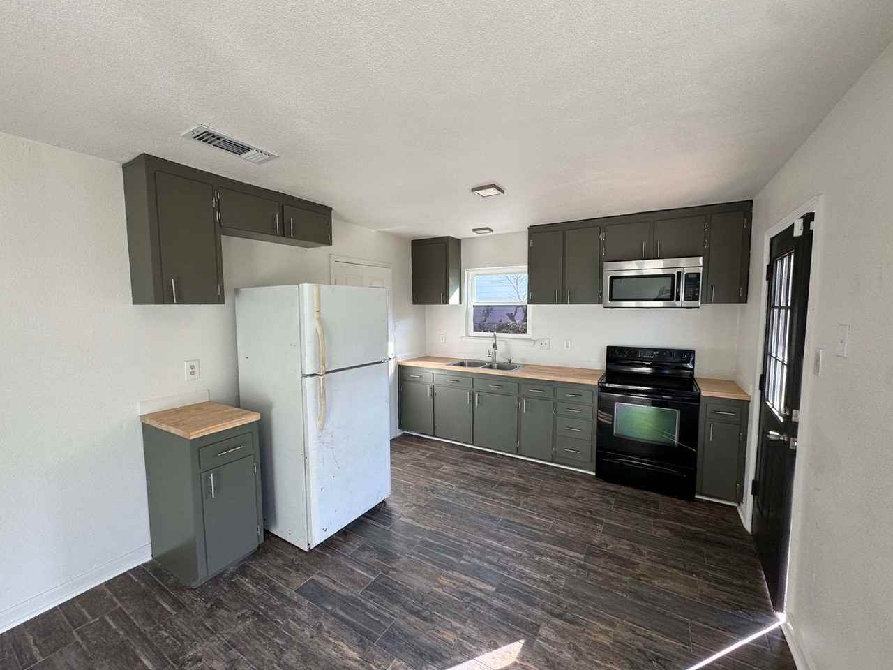 833 Michelle Dr - Photo 3 of 12