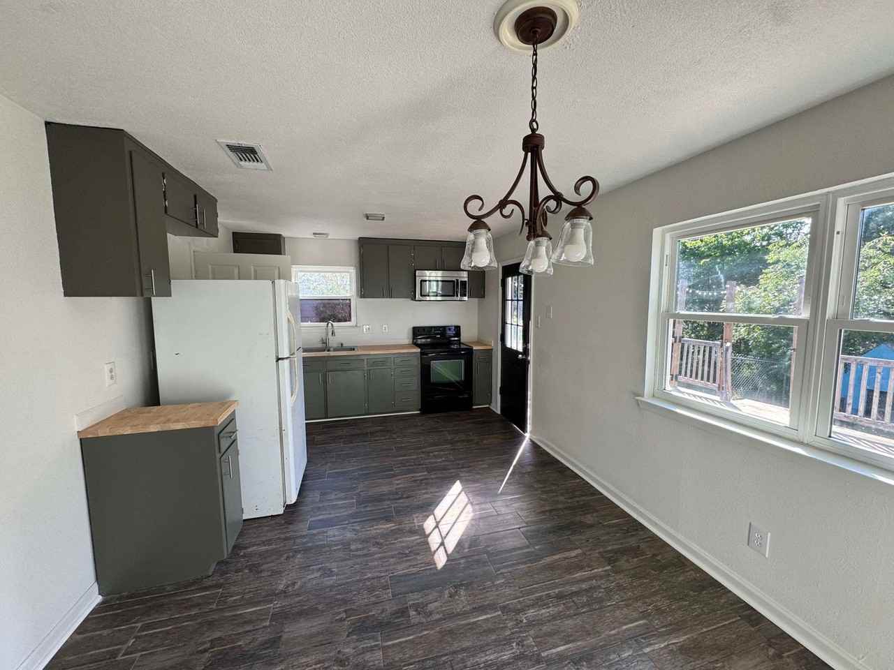 833 Michelle Dr - Photo 4 of 12