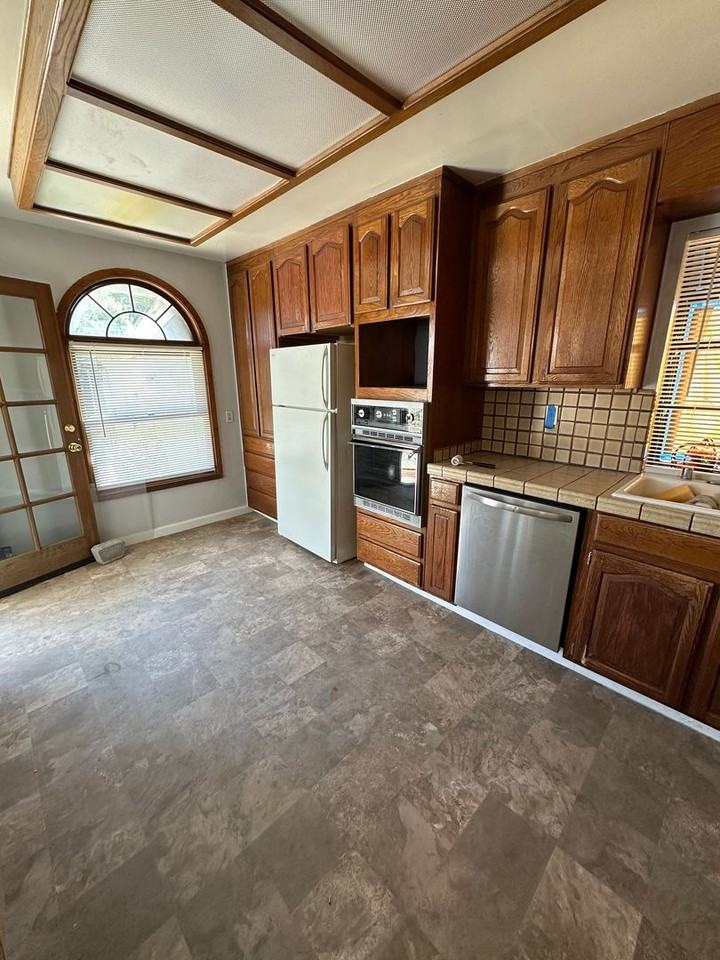 546 Richmond Ave - Photo 2 of 11