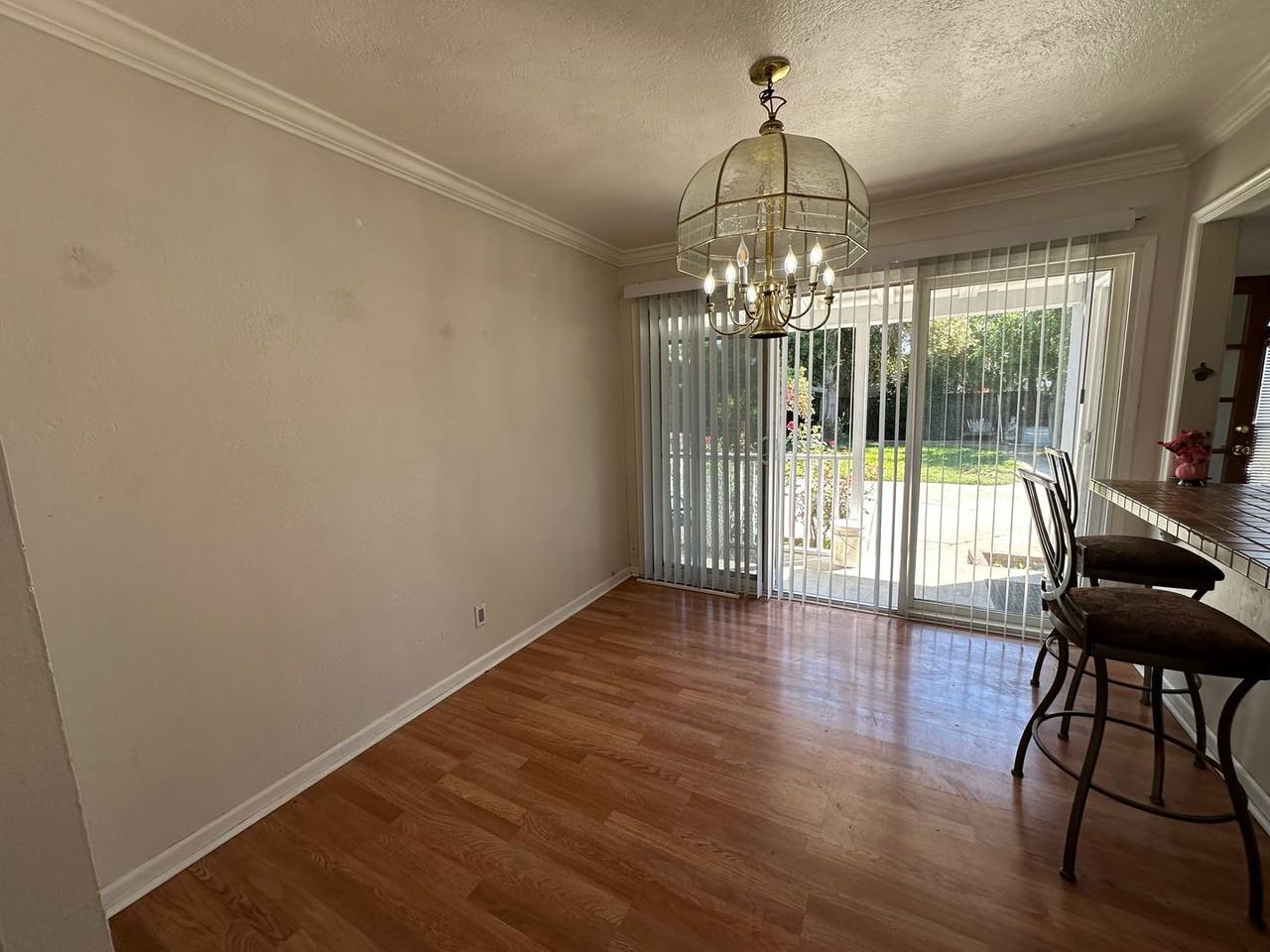 546 Richmond Ave - Photo 3 of 11