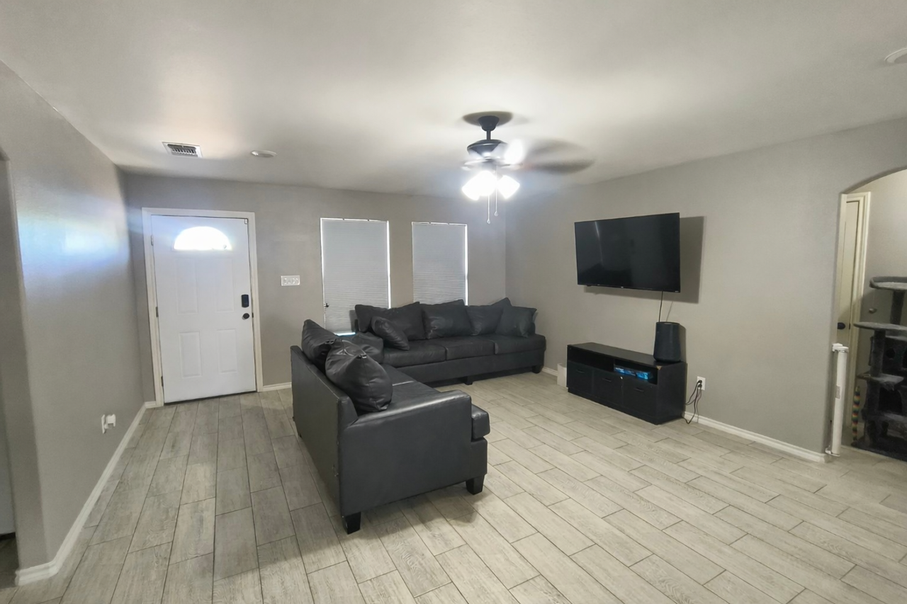 3804 Crockett St - Photo 3 of 8