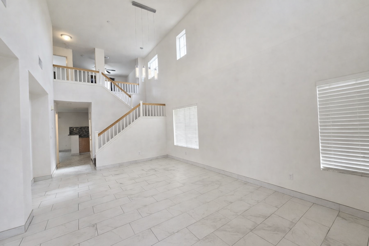 875 Farnham Ave - Photo 4 of 28