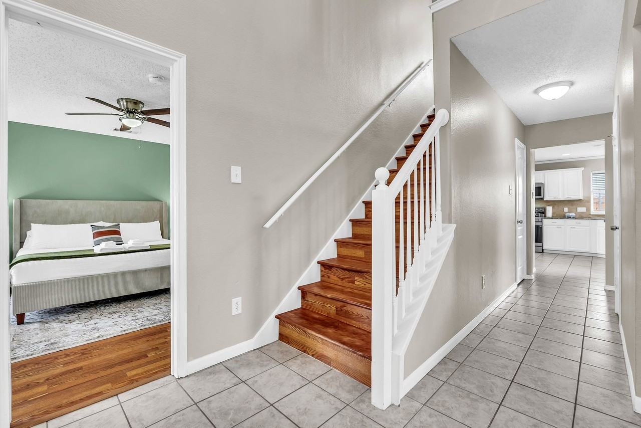 600 Ashcrest Ct - Photo 3 of 26