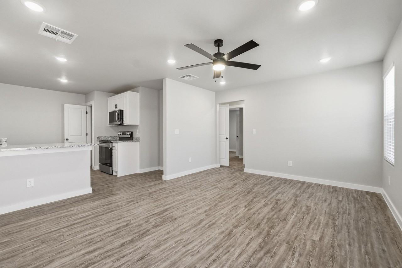 2902 Glennster St - Photo 3 of 27