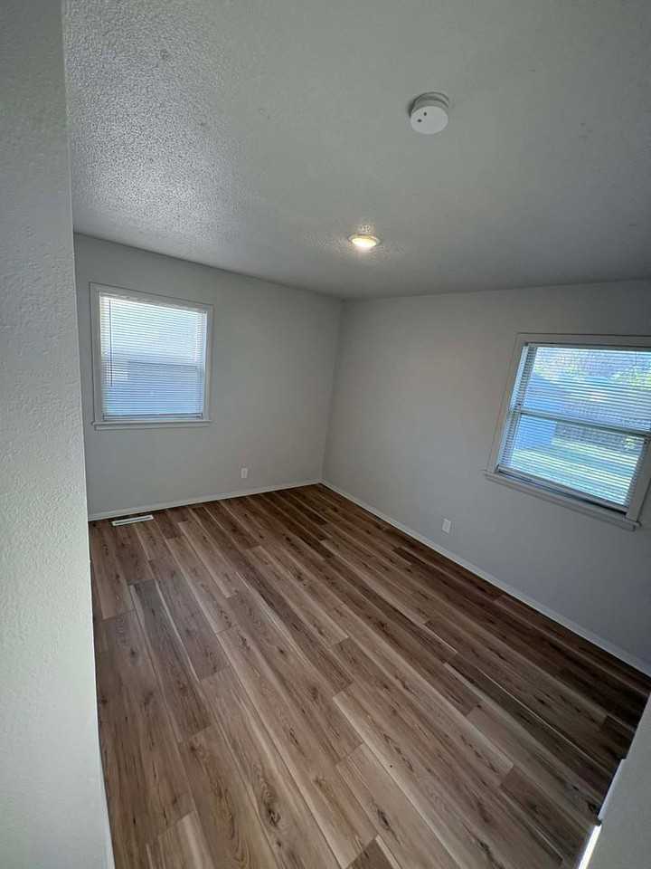 2410 W Haskell St - Photo 5 of 14