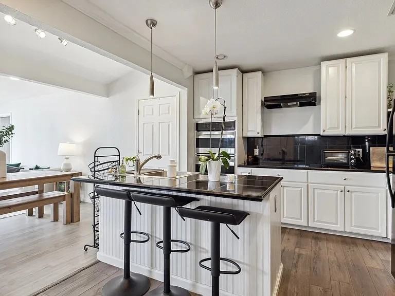 4615 Cowan Ave - Photo 2 of 15