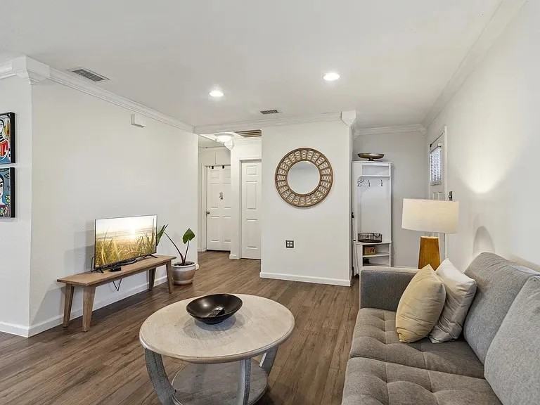 4615 Cowan Ave - Photo 7 of 15