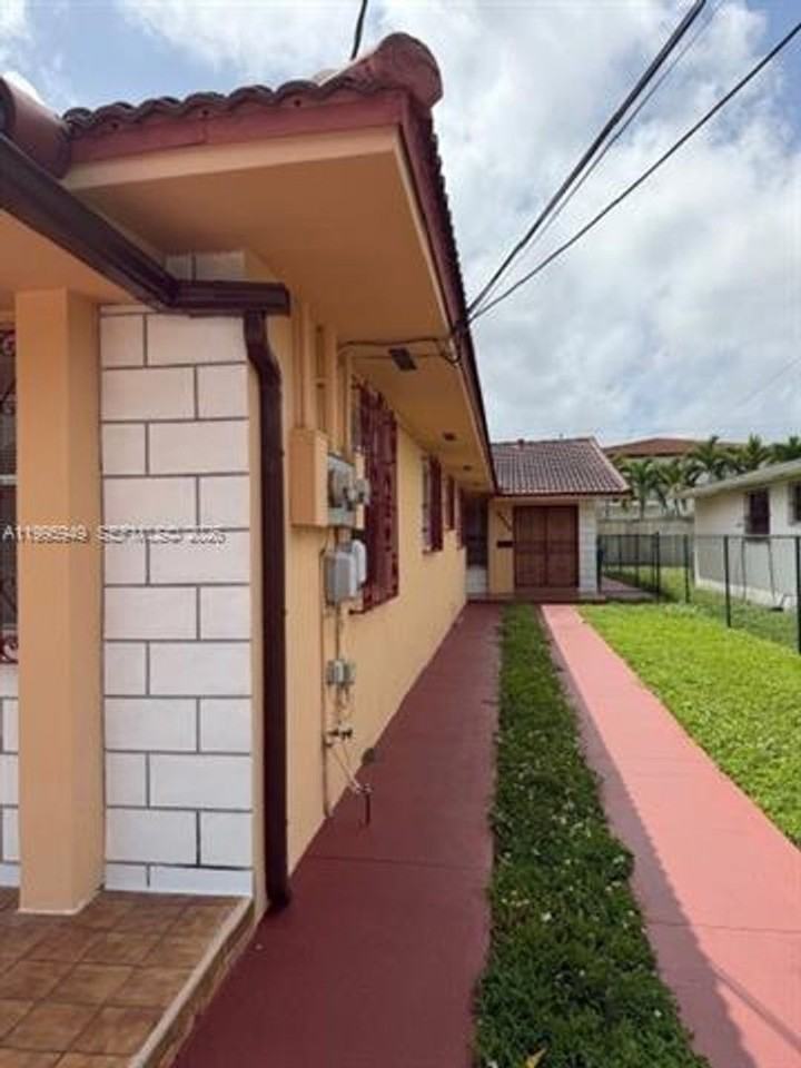 3112 Sw 17th St #3112 - Photo 2 of 13