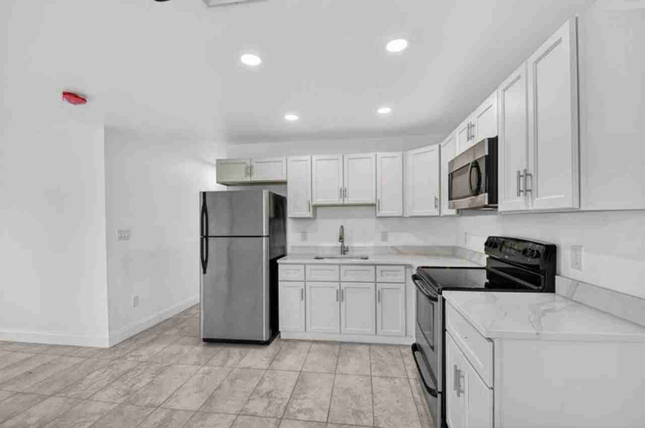 917 W 2nd St - Photo 3 of 20