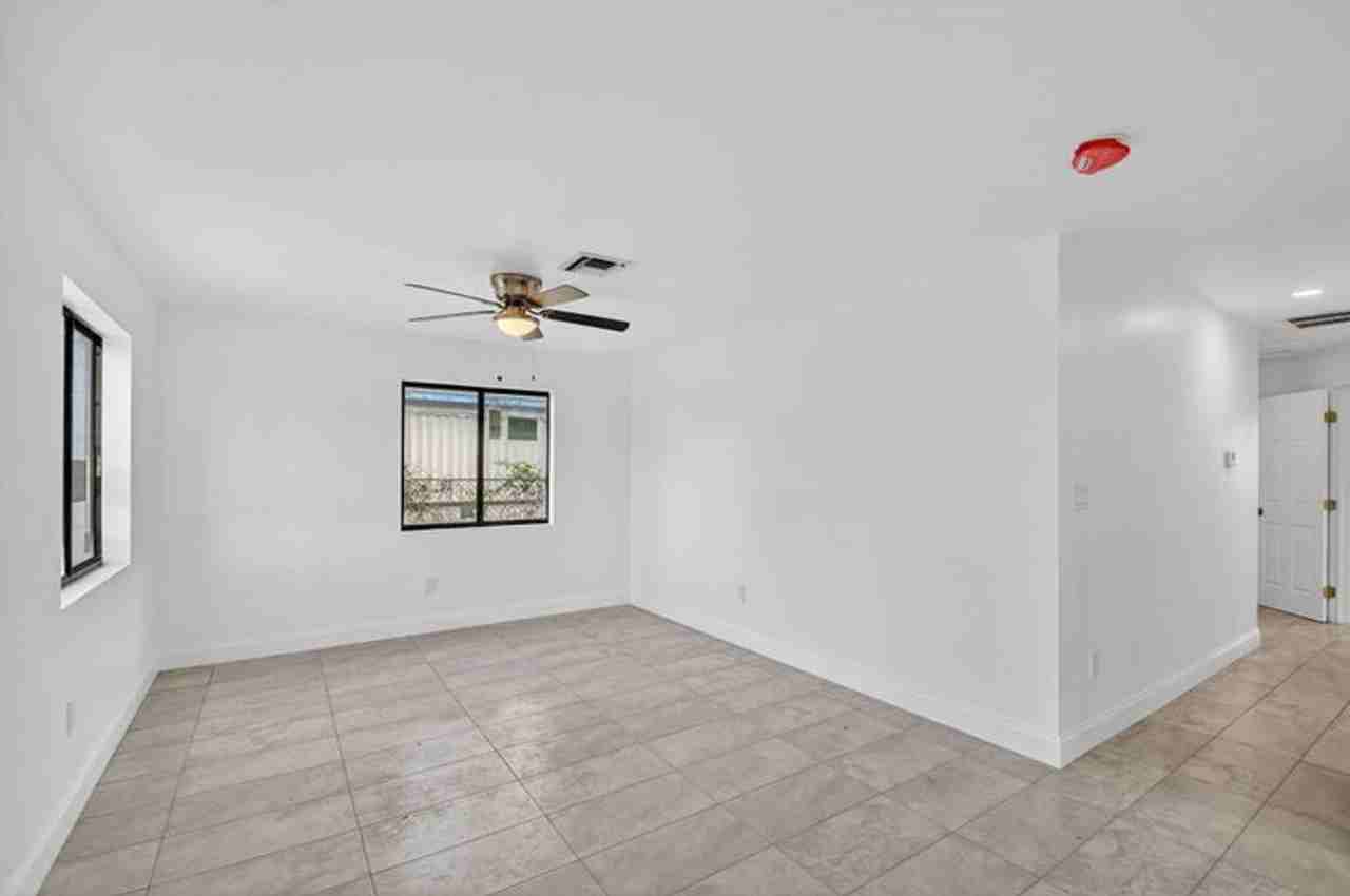 917 W 2nd St - Photo 6 of 20