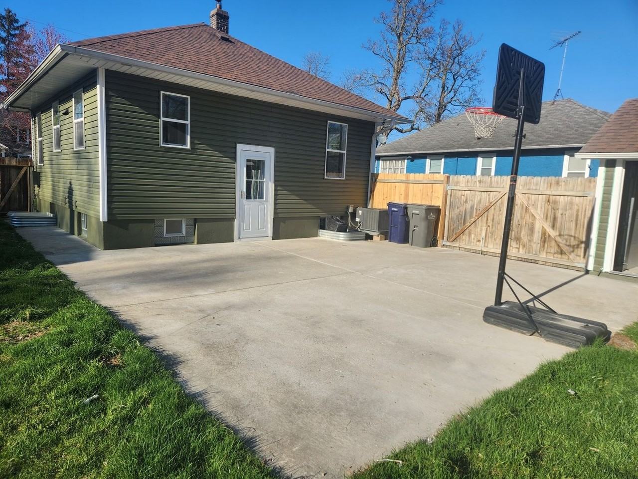 639 Algona Ave - Photo 2 of 12