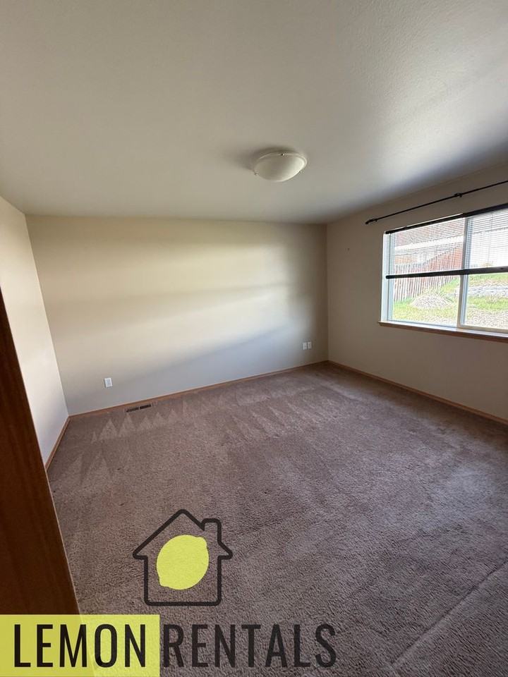 407 N 75th Ave - Photo 3 of 16