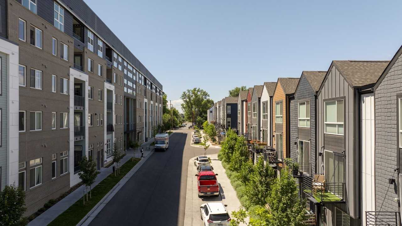 1059 Chase St - Photo 3 of 36