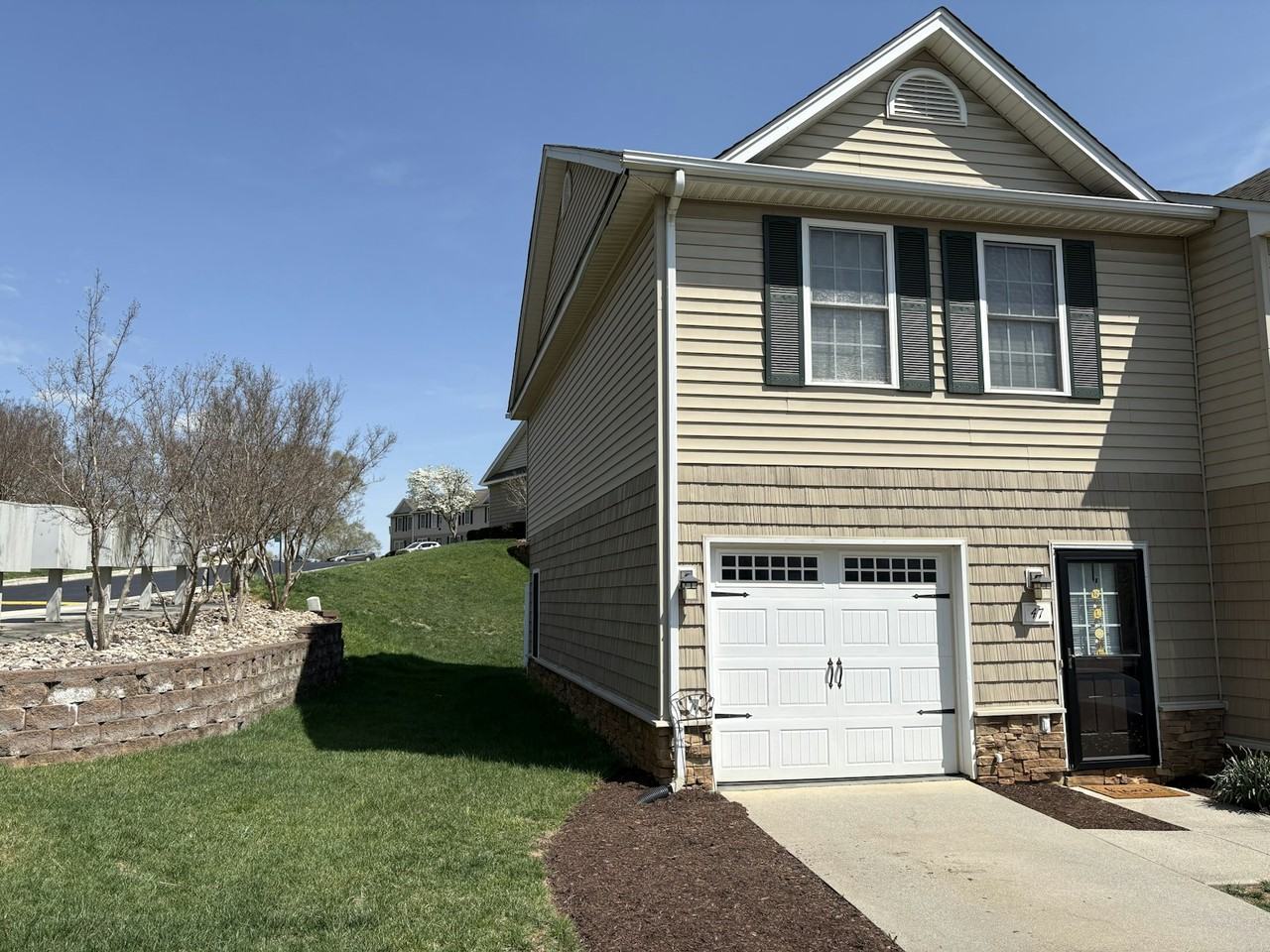 47 Catherine Ct - Photo 2 of 17