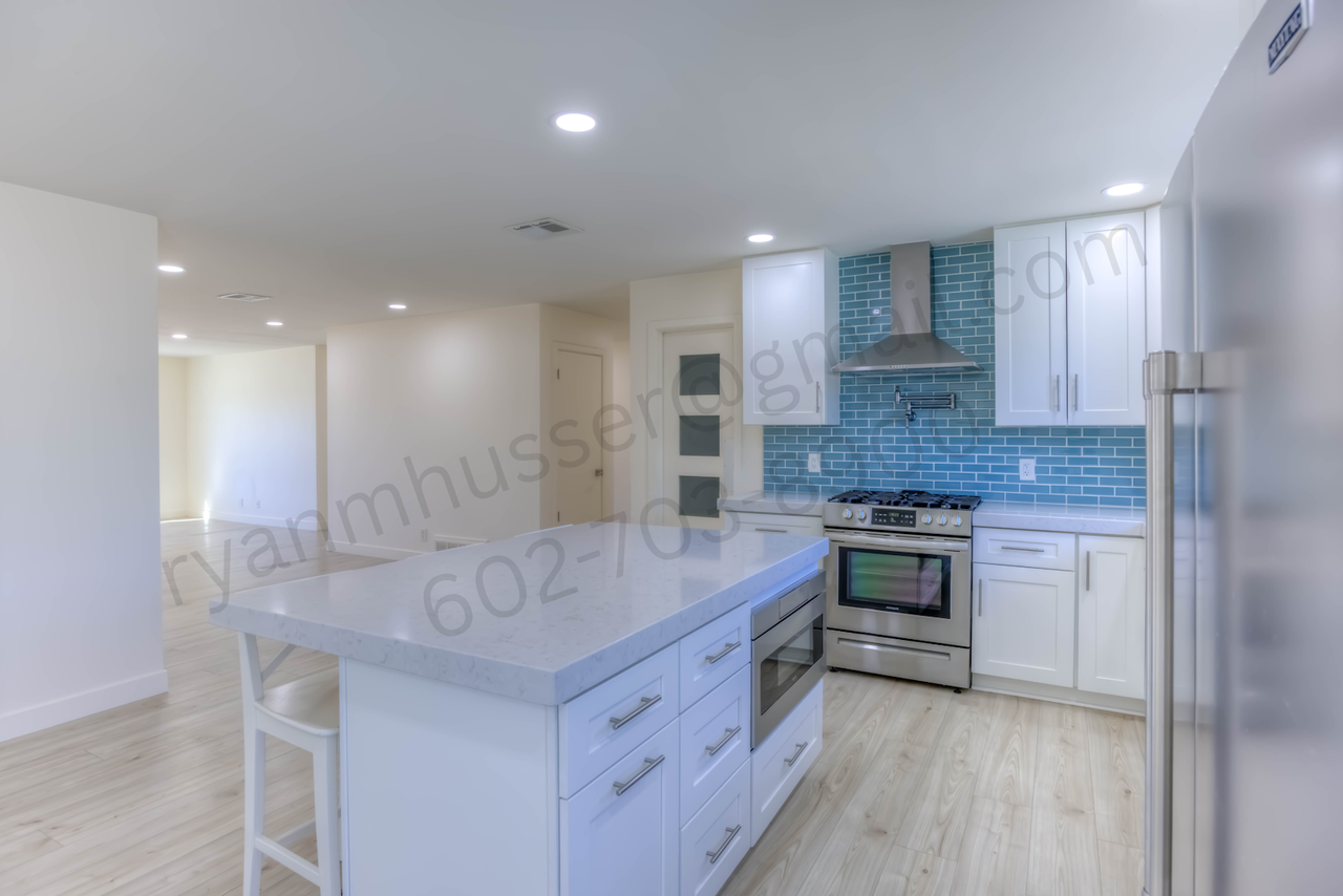 6821 E 4th St - Photo 6 of 17