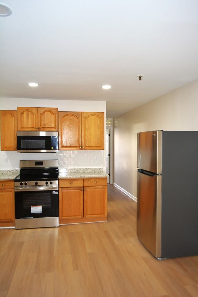 712 Lennox St #2 - Photo 3 of 11