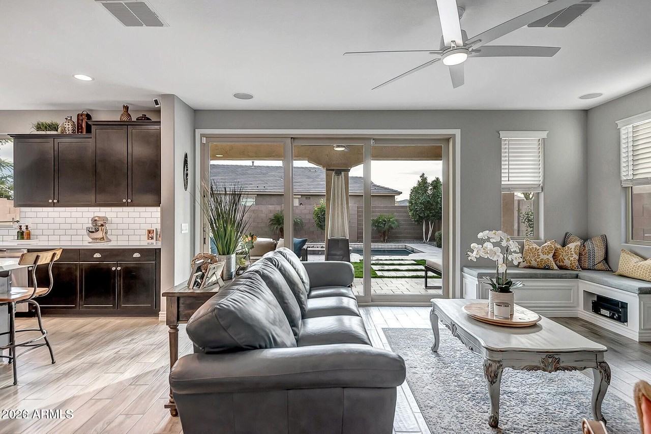 517 E Balao Dr - Photo 2 of 23