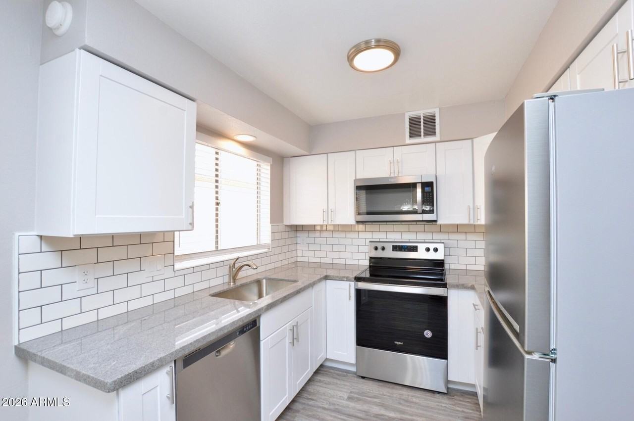 645 N Arrowhead Dr #4 - Photo 4 of 18