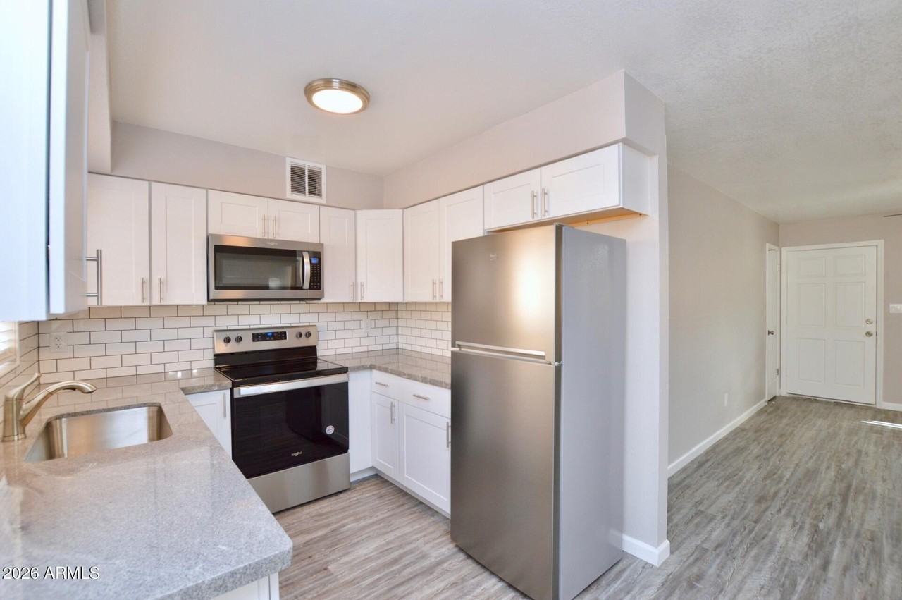 645 N Arrowhead Dr #4 - Photo 5 of 18