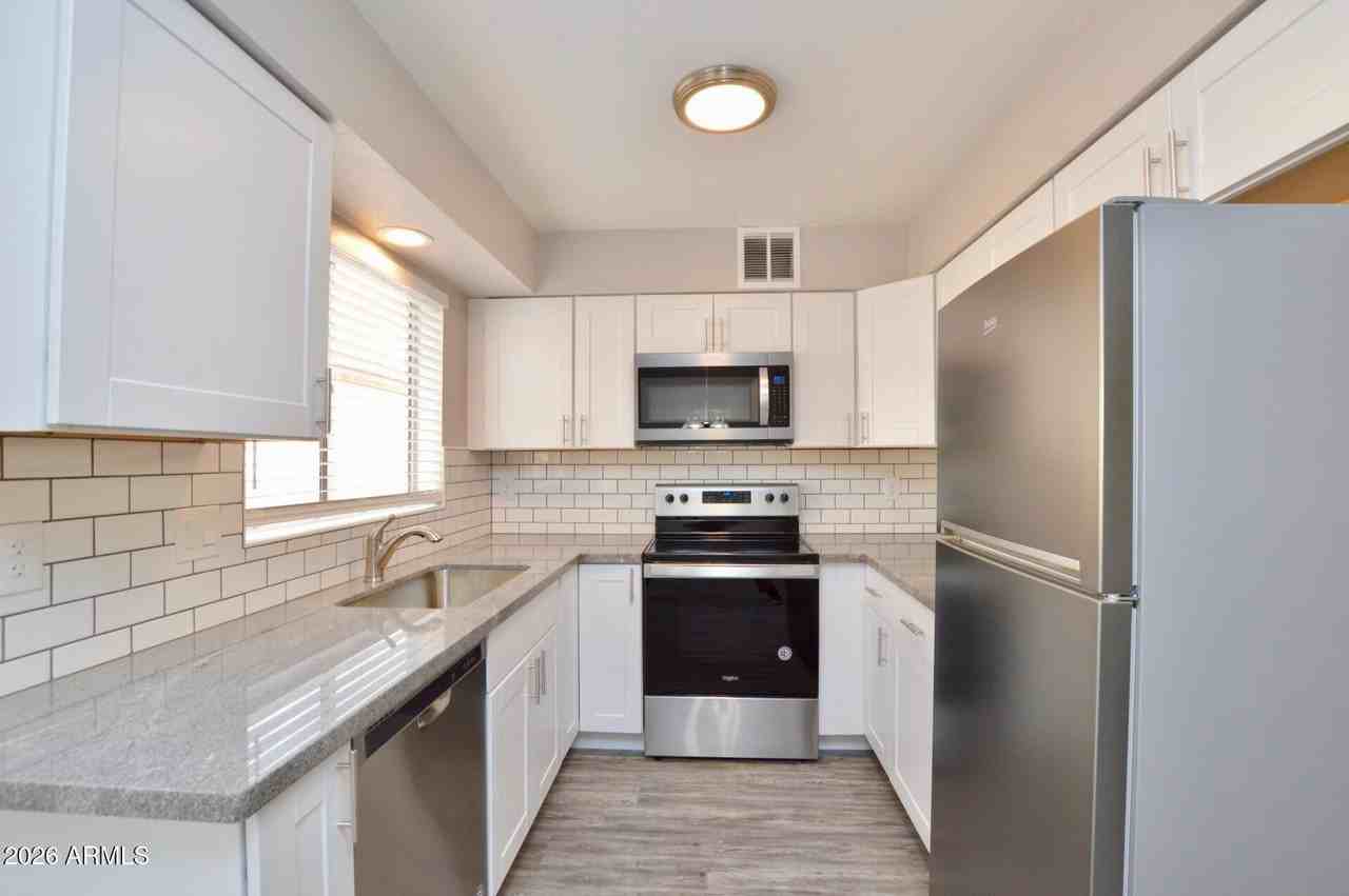 645 N Arrowhead Dr #4 - Photo 6 of 18