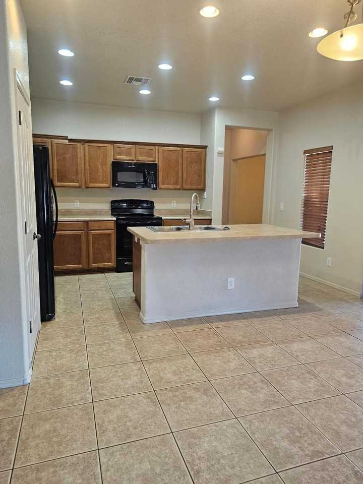 900 Estancia Dr - Photo 4 of 18