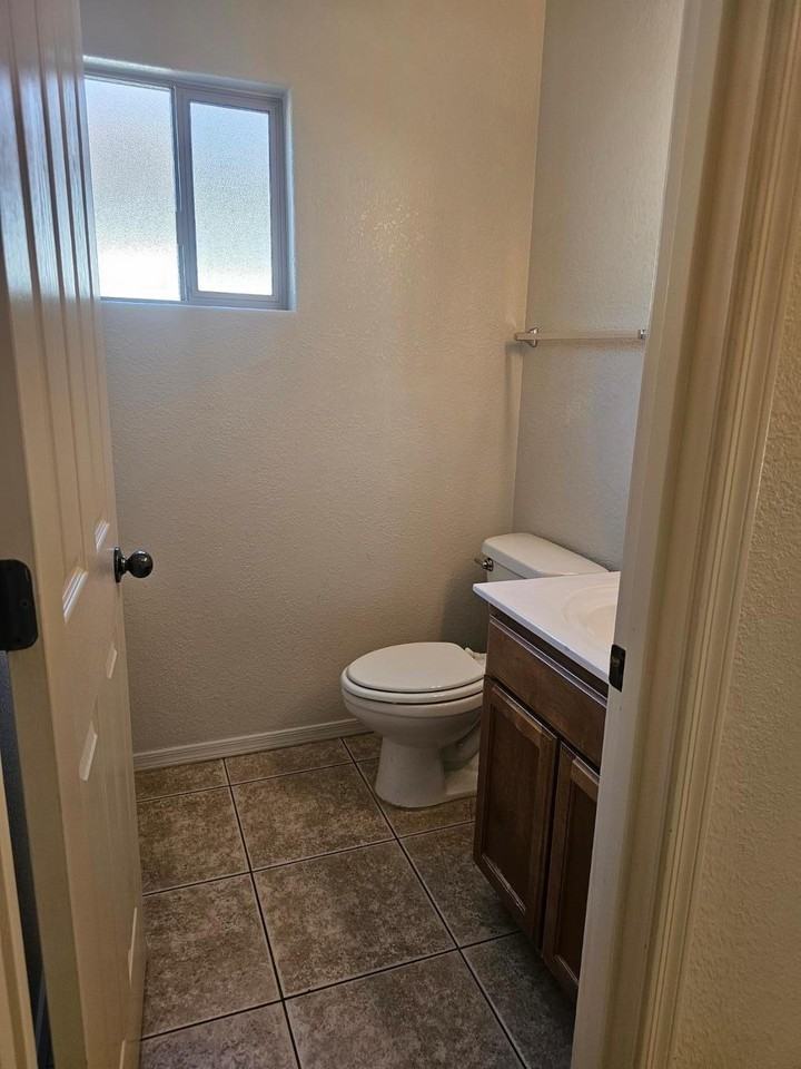 900 Estancia Dr - Photo 5 of 18