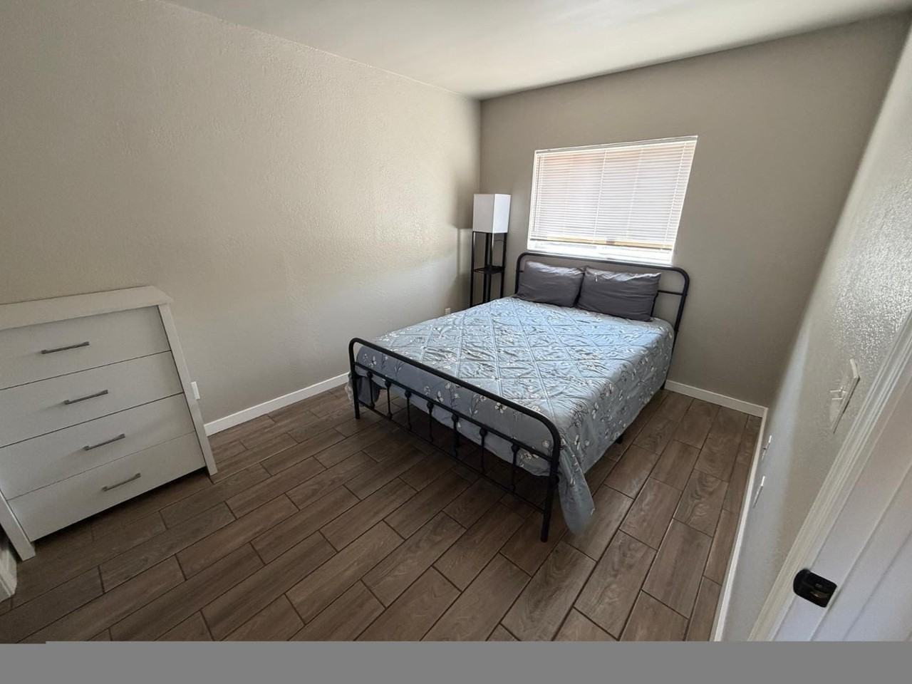 4422 N Longview Ave Apt 1 - Photo 4 of 7