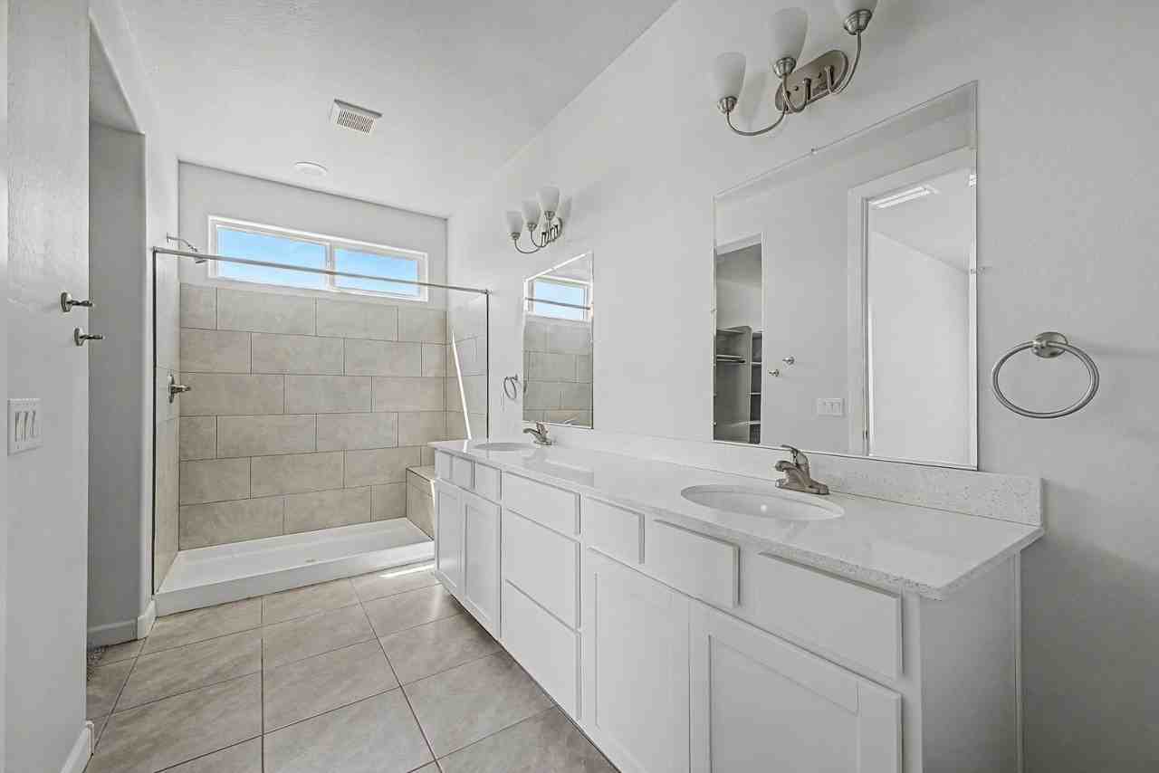 13316 S 190th Ave - Photo 5 of 10