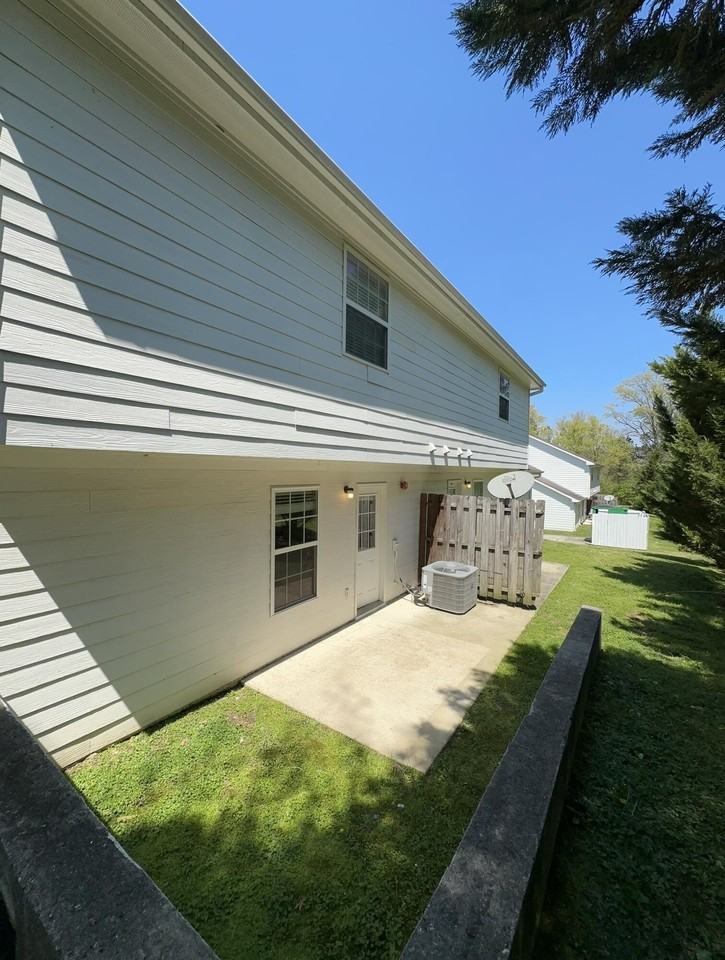 1126 Maple Tree Ln - Photo 4 of 34