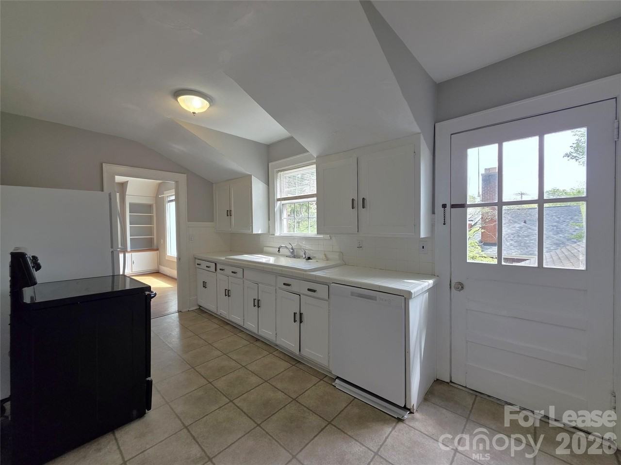 754 Montgomery Ave Unit B - Photo 4 of 17