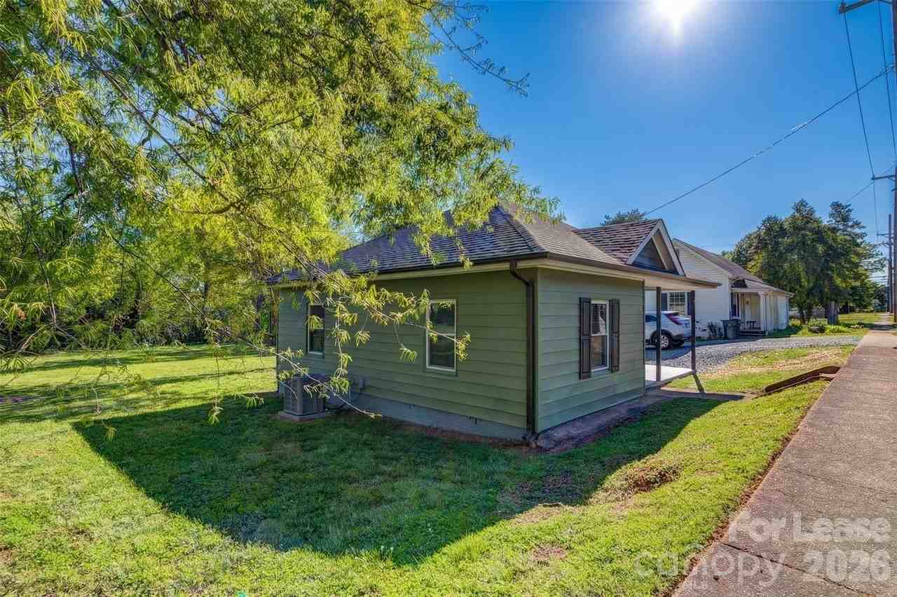 221 Walker St - Photo 3 of 12