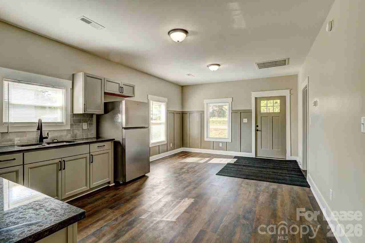 221 Walker St - Photo 4 of 12