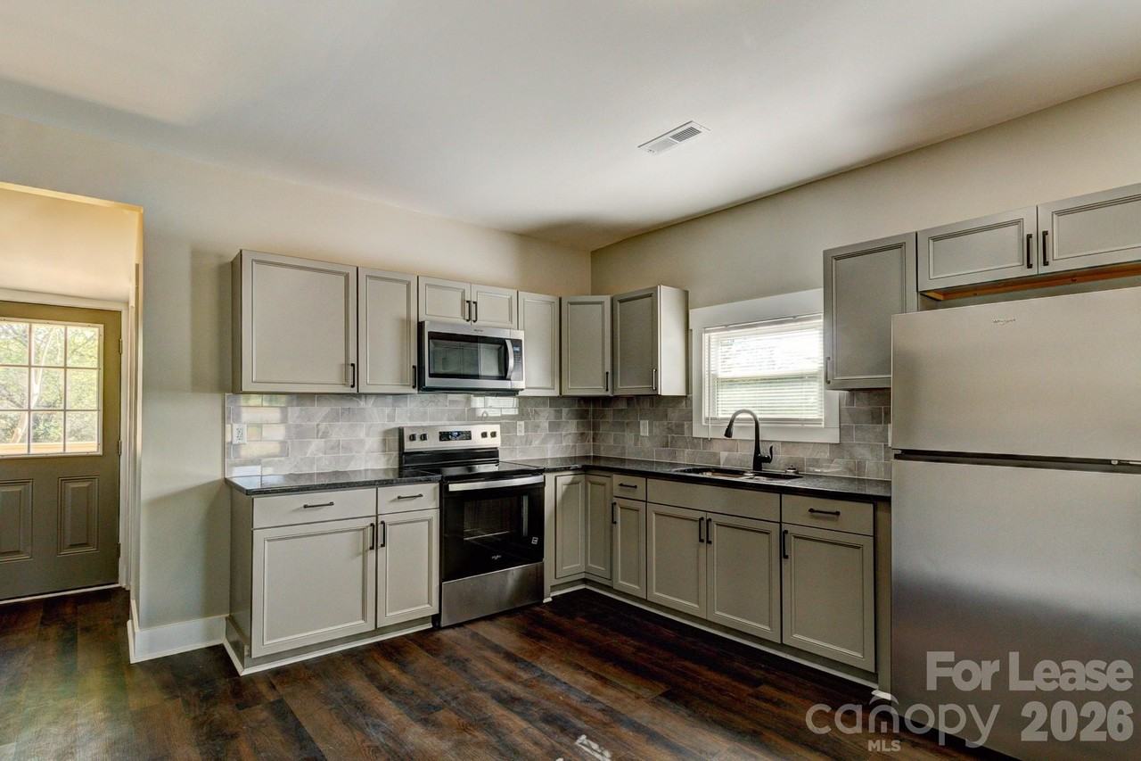 221 Walker St - Photo 6 of 12