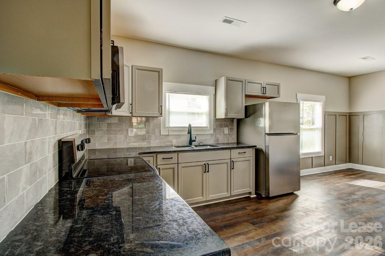 221 Walker St - Photo 7 of 12