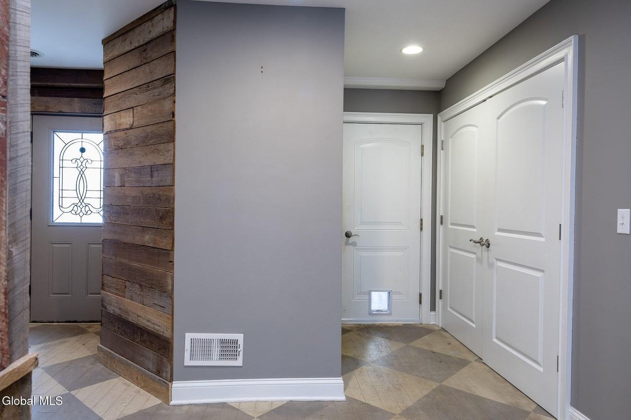 949 Hudson Ave - Photo 4 of 19