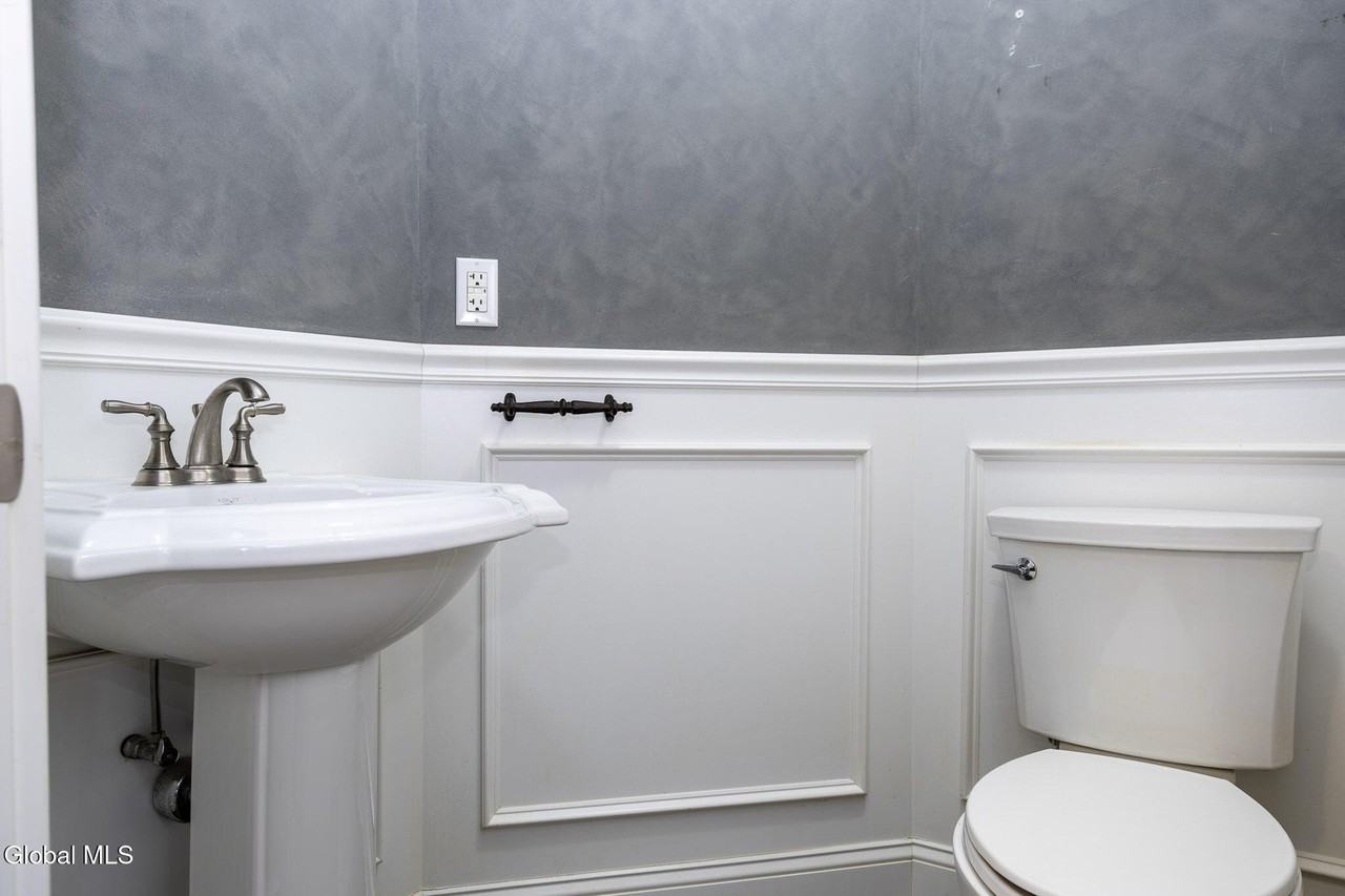 949 Hudson Ave - Photo 5 of 19