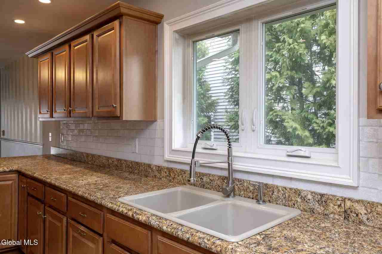 949 Hudson Ave - Photo 7 of 19
