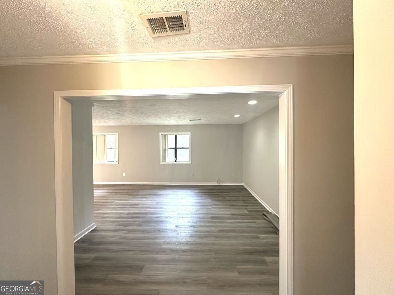 100 Lakeview Ln - Photo 5 of 33