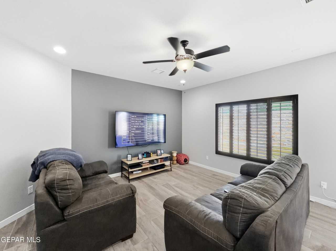 12805 Kingsbury Ave - Photo 7 of 21